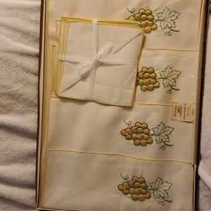 Vintage Paragon Linen Place Mat Set